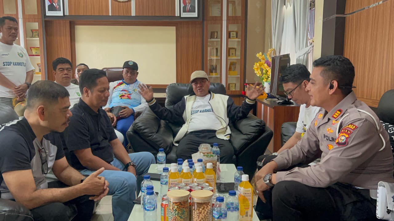 Bupati Kuansing H Suhardiman Amby didampingi wabup H Muklisin, Pj Sekda H Fahdiansyah, Kasat Lantas AKP A Ramadhan, Kepala BPKAD H Masrul Hakim beristirahat usai kejadian lakalantas, Ahad (13/4/2025).