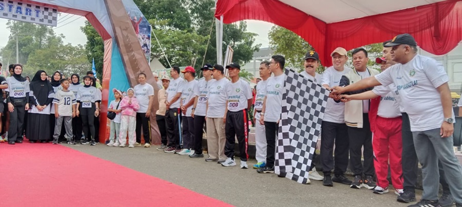 Bupati Kuansing H Suhardiman Amby bersama Wakil Bupati H Muklisin dan Forkomoinda lainnya melepas Karhutla Kota Jalur Fun Run 2025, Ahad (13/4/2025) pagi di kawasan Sport Center Kuansing
