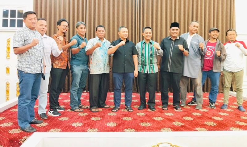 Foto bersama panitia halalbihalal IKA IAIN/UIN foto bersama dengan Gubernur Riau saat memfinalisasi pelaksanaan kegiatan, di kediaman, Sabtu (12/4/2025).