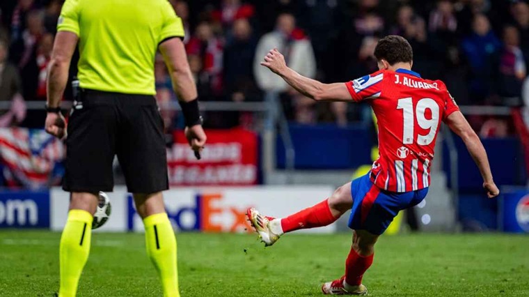 Juli&aacute;n &Aacute;lvarez dianggap telah menyentuh bola dua kali dalam adu penalti.