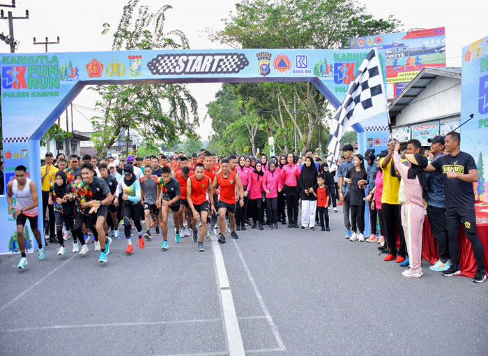 Bupati Kampar Ahmad Yuzar, Wabup Misharti, Kapolres Kampar AKBP Miswardi dan forkopimda melepas peserta Karhutla Fun Run 2025 di Lapangan Pelajar Kota Bangkinang, Ahad (13/4/2025).