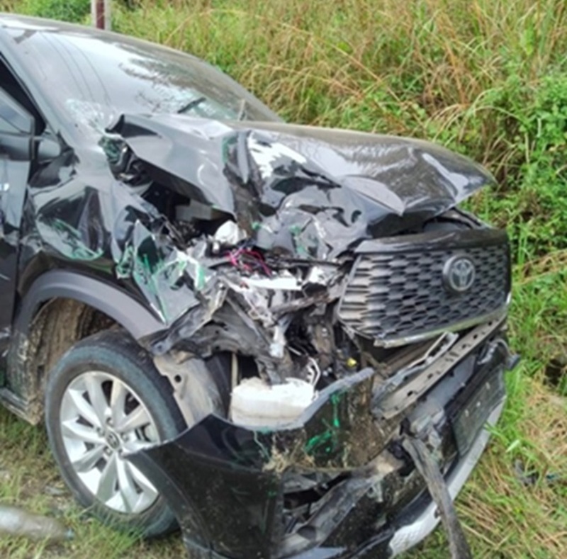 Mobil dinas Bupati Kuansing mengalami rusak bagian depan usai lakalantas di ruas jalan Jake-Pekanbaru, Ahad (13/4/2025).