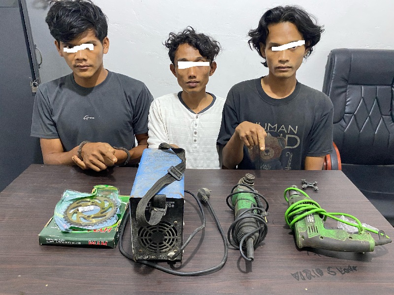 Ketiga tersangka curat bersama barang bukti diamankan ke Kantor Polsek Pinggir untuk pemeriksaan lebih lanjut, Ahad (13/4/2025).
