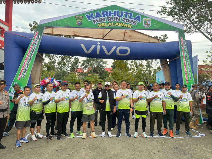 Kapolres Pelalawan AKBP Afrizal Asri SIK bersama Bupati H Zukri didampingi para pimpinan Forkopimda kabupaten Pelalawan mengikuti Karhutla Fun Run 2025 di Lapangan kreatif Pangkalan Kerinci.