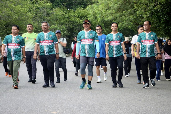 Bupati Rohul Anton ST MM (dua kiri) didampingi Kapolres Rohul AKBP Emil Eka Putra SIK SH MSi (dua kanan) bersama Forkopimda lain berjalan kaki usai melepas peserta Karhutla Fun Run, Ahad (13/4/2025).