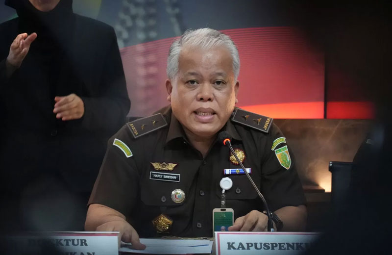 Kapuspenkum Kejagung Harli Siregar saat memberikan keterangan kepada awak media di Jakarta, Ahad (13/4/2025).