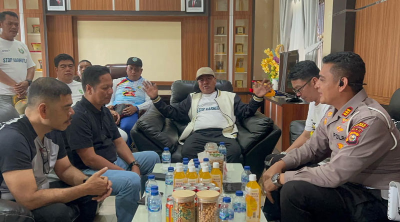 Bupati Kuansing H Suhardiman Amby didampingi Wakil Bupati H Muklisin, Pj Sekda H Fahdiansyah, Kasat Lantas Polres Kuansing AKP A Ramadhan, dan Kepala BPKAD H Masrul Hakim beristirahat di Kantor Bupati