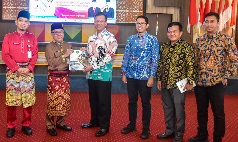 Sekda Kabupaten Bengkalis Ersan Saputra menyerahkan Laporan Keuangan Pemerintah Daerah (LKPD)  Bengkalis 2024 kepada tim BPKP Riau di  Kantor Bupati.