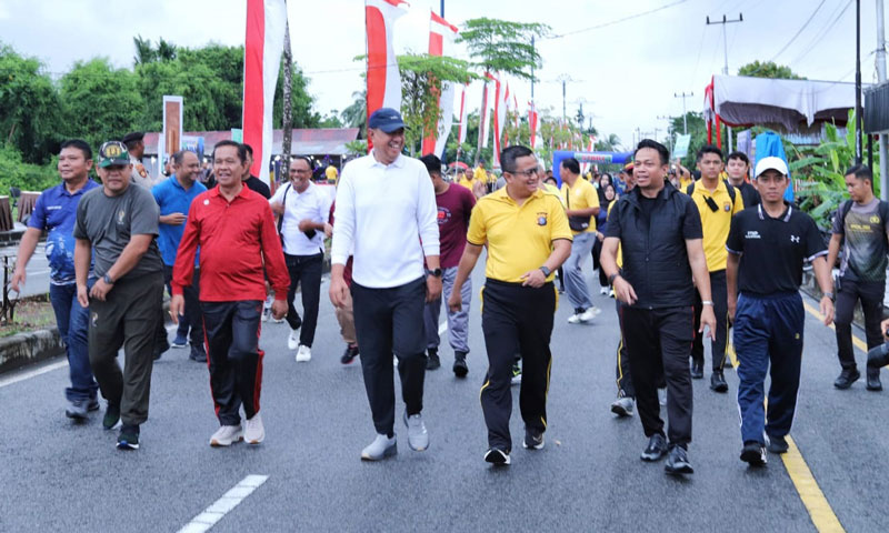 Kapolres Kepulauan Meranti AKBP Aldi Alfa Faroqi, Wakil Bupati Muzamil Baharudin dan sejumlah forkopimda setempat mengikuti Karhutla Fun Run, Ahad (13/4/2025).