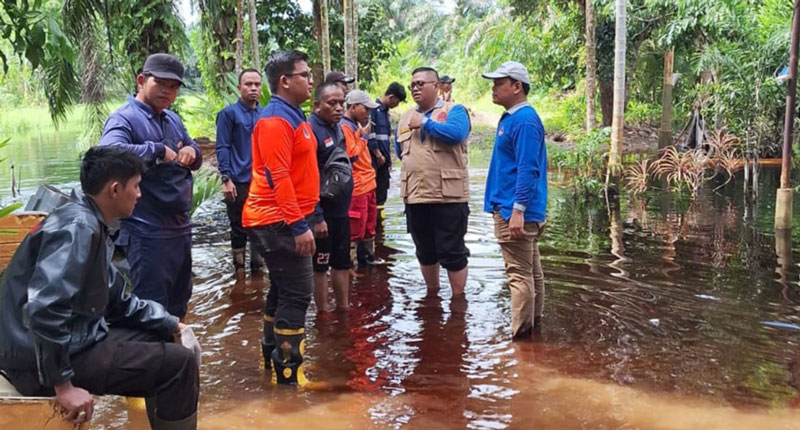 Tim dari BPBD Dumai dan elemen lainnya, meninjau lokasi banjir di Kelurahan Bumi Ayu, Kecamatan Dumai Selatan, Ahad (13/4/2025).