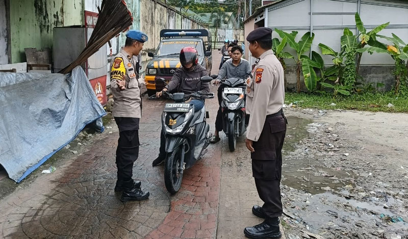 Personel dari Polsek Senapelan menggelar patroli di wilayah Kelurahan Kampung Dalam yang merupakan Kampung Bersih Narkoba, Jumat (11/4/2025) lalu.