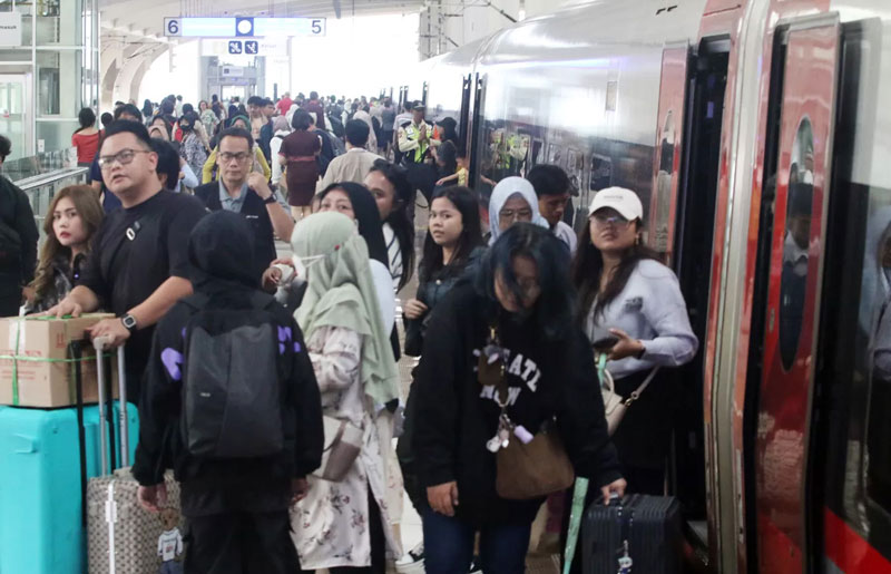 Penumpang berjalan keluar saat tiba di Stasiun Kereta Cepat Whoosh Halim, Jakarta, Sabtu (5/4/2025).