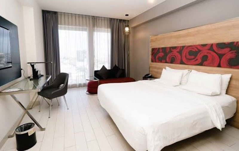 Suasana kamar superior Novotel Pekan&shy;baru yang nyaman dengan desain modern menambah kenya&shy;manan tamu saat menginap.