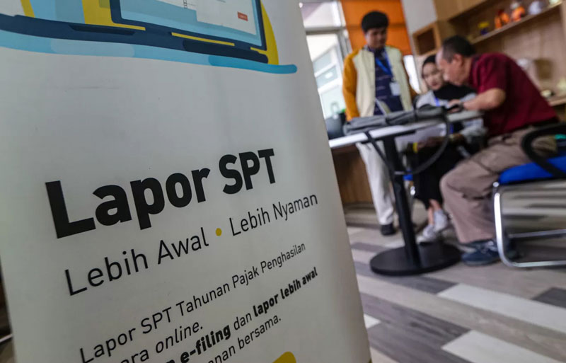 Petugas melayani wajib pajak (WP) di Kantor Pelayanan Pajak Pratama Jakarta Cilandak di Jakarta, Kamis (7/3/2025).