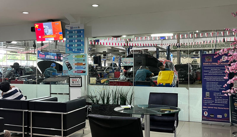 Suasana ruang tunggu service bengkel resmi Suzuki SM Amin, Pekanbaru, beberapa hari lalu.
