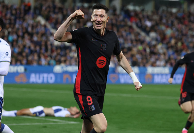 Penyerang Barcelona, Robert Lewandowski, merayakan gol saat berhadapan dengan Leganes dalam lanjutan La Liga di Stadion Butarque, Leganes, Ahad (13/4/2025).