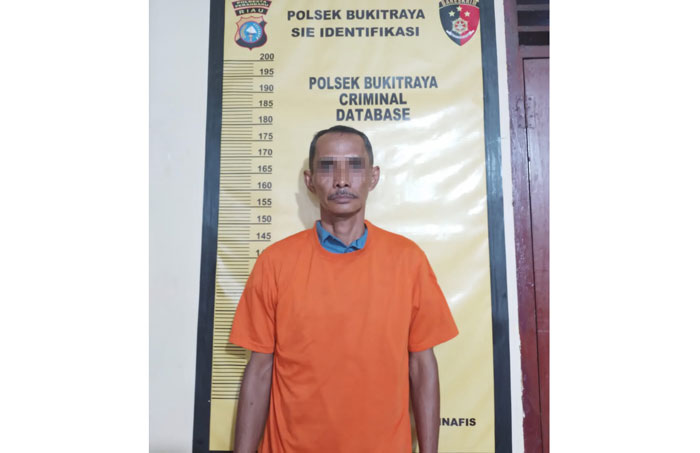 Pelaku ES saat diamankan Polsek Bukit Raya Pekanbaru.