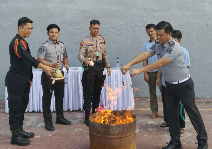Sejumlah barang yang ditemukan saat tim gabungan melakukan penggeledahan blok hunian WBP Rutan Kelas II B Dumai, Senin (14/4/2025) segera dimusnahkan.