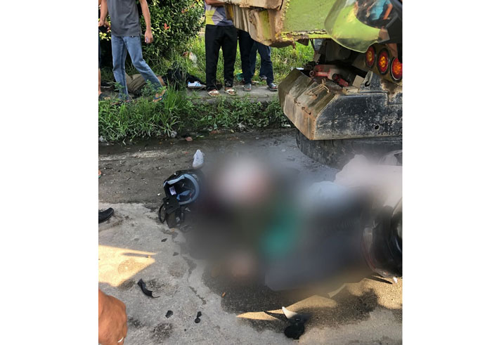 Kecelakaan tunggal terjadi saat pengendara sepeda motor menabrak truk yang sedang parkir di Kilometer 17 Jalan Lintas Pekanbaru-Bangkinang di Desa Rimbo Panjang, Tambang, Kampar, Senin (14/4/2025).