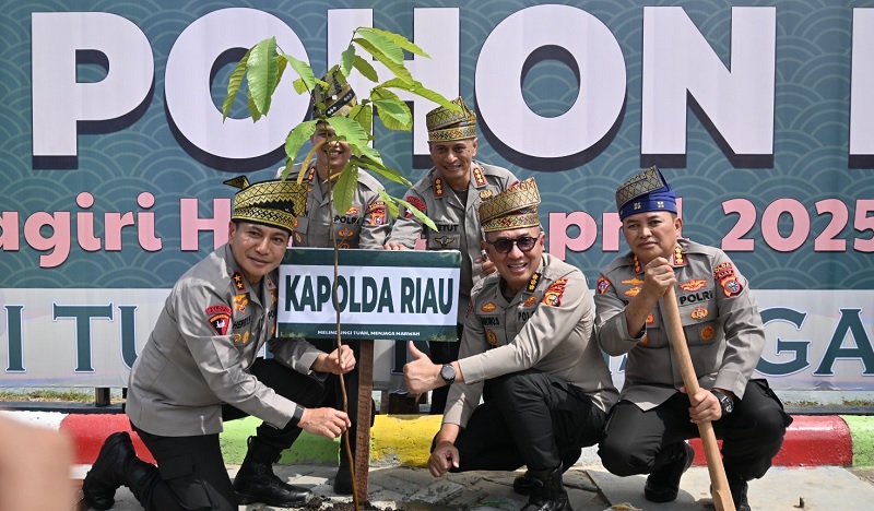 Kapolda Riau, Irjen Pol Herry Heryawan didampingi pejabat utama Polda Riau dan Kapolres Inhu, AKBP Fahrian Saleh Siregar SIK MSI usai penanaman pohon, Senin (14/4/2025)