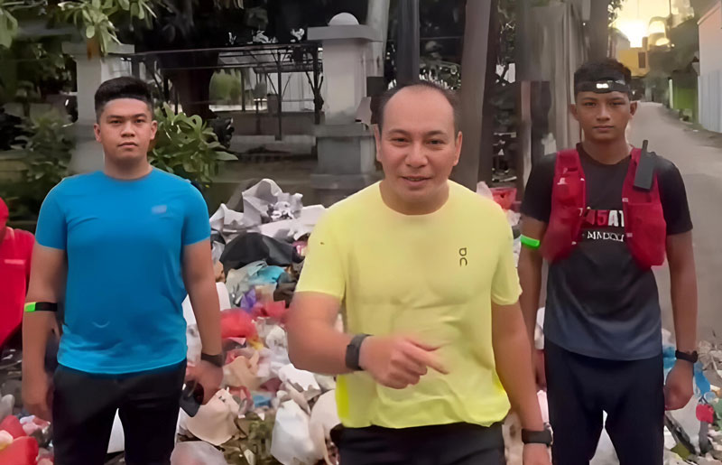 Kapolda Riau Irjen Pol Herry Heryawan (tengah) saat berada di tumpukan sampah di Kota Pekanbaru yang tidak terangkut, Senin (14/4/2025).