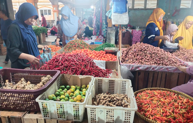 Harga cabai merah keriting dan bawang merah masih meroket di Pasar Terubuk Bengkalis, Senin (14/4/2025).