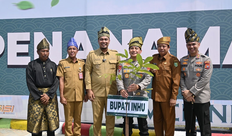Kapolda Riau Irjen Pol Herry Heryawan didampingi Bupati Inhu Ade Agus Hartanto SSos MSi dan Wakil Bupati Ir H Hendrizal MSi foto bersama Kapolres Inhu AKBP Fahrian Saleh Siregar SIK MSi.