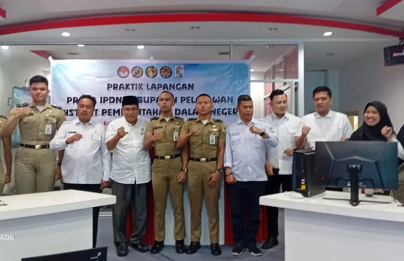 Asisten Administrasi Bidang Umum  Setda Kabupaten Pelalawan Mayhendri SSos MSi foto bersama empat praja Institut Pemerintahan Dalam Negeri (IPDN) di Command Center kantor Bupati Pelalawan.