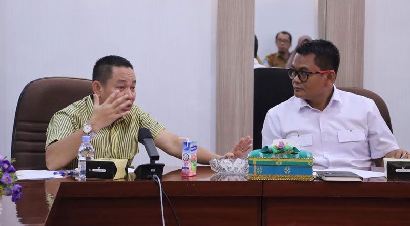 Ketua DPRD Siak Indra Gunawan memimpin rapat dengar pendapat lintas fraksi dengan Pemkab Siak di Kantor DPRD Siak terkait gaji April ASN dan honorer yang belum dibayarkan.