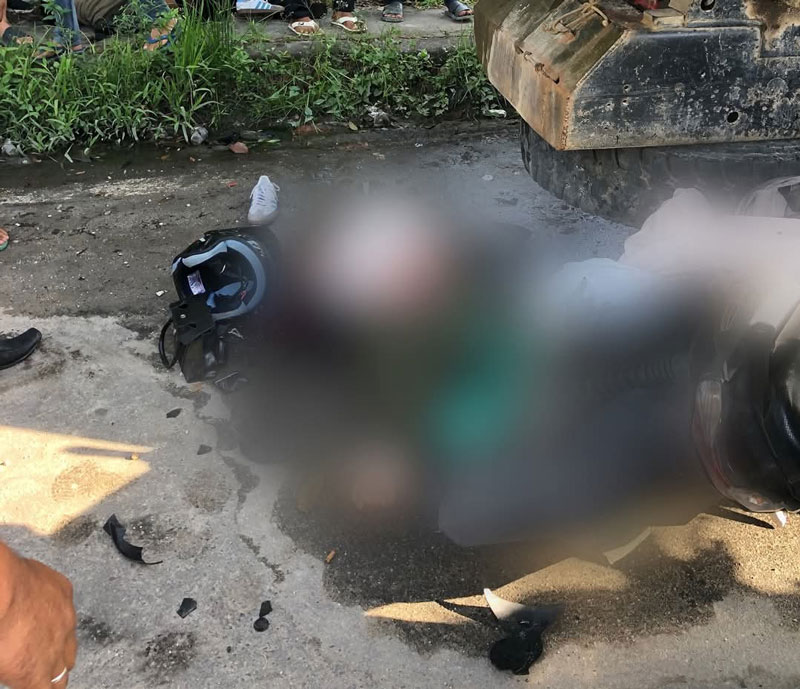 Pengendara sepeda motor tewas di TKP usai menabrak truk yang sedang parkir di Kilometer 17, Jalan Lintas Pekanbaru-Bangkinang, Desa Rimbo Panjang.