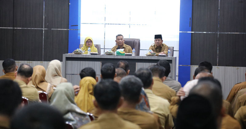 Bupati Rohul Anton ST MM didampingi Wabup Rohul H Syafaruddin Poti SH memimpin rapat entry meeting pemeriksaan terinci laporan keuangan bersama BPK.