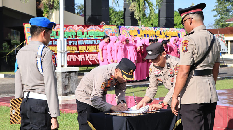 Kapolres Kuansing AKBP Angga Febrian Herlambang SIK SH melakukan sertijab tiga perwira Polres Kuansing, Ahad (13/4/2025) sore.