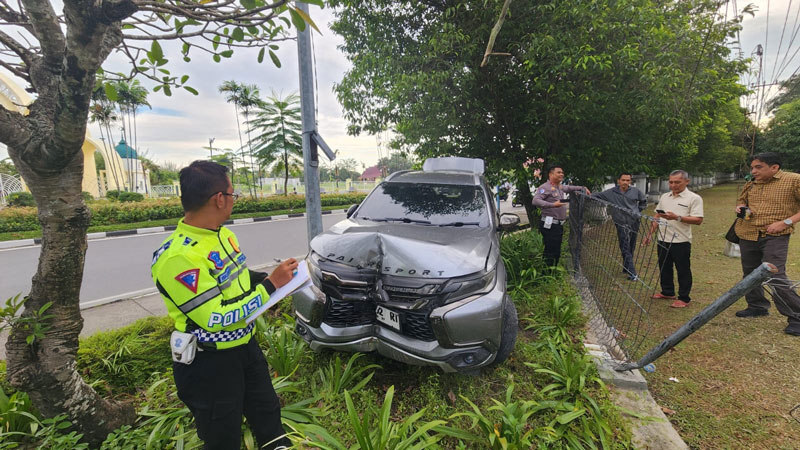 Kondisi mobil SUV yang rusak usai menabrak pagar di Jalan Hang Tuah, Pekanbaru, Senin (14/4/2025) pagi.