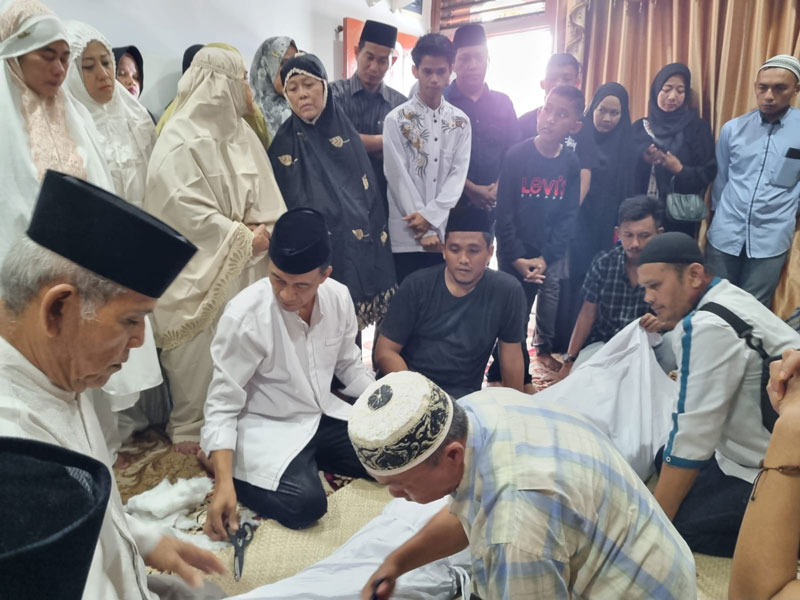 Penyelenggaraan jenazah: Jemaah melakukan penyelenggaraan jenazah mantan anggota DPRD Pekanbaru Fikri Wakyu Hamdani (47), Senin (14/4/2025).