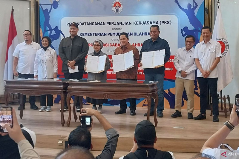 Mentri Pemuda dan Olahraga, Dito Ariotedjo (tiga kiri), foto bersama dengan para ketua cabang olahraga setelah pencairan dana pelatnas di Jakarta, Senin (14/4/2025).
