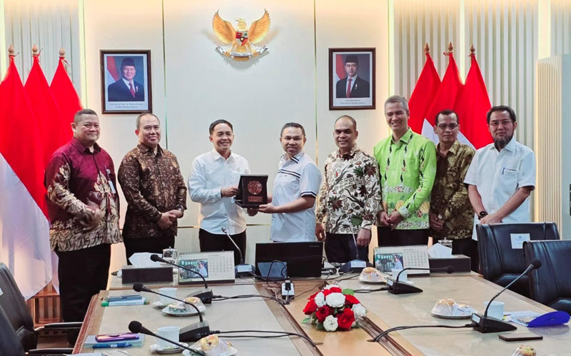 Gubernur Riau Abdul Wahid menyerahkan cendera mata kepada Menteri Kehutanan RI Raja Juli Antoni di Jakarta, Jumat (11/4/2025).