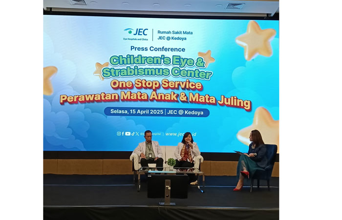 Dr. Gusti G Suardana, SpM(K), Ketua Servis Pediatric Ophthalmology and Strabismus JEC Eye Hospitals & Clinics (kiri) dan Dr. Hasiana Lumban Gaol, SpM.
