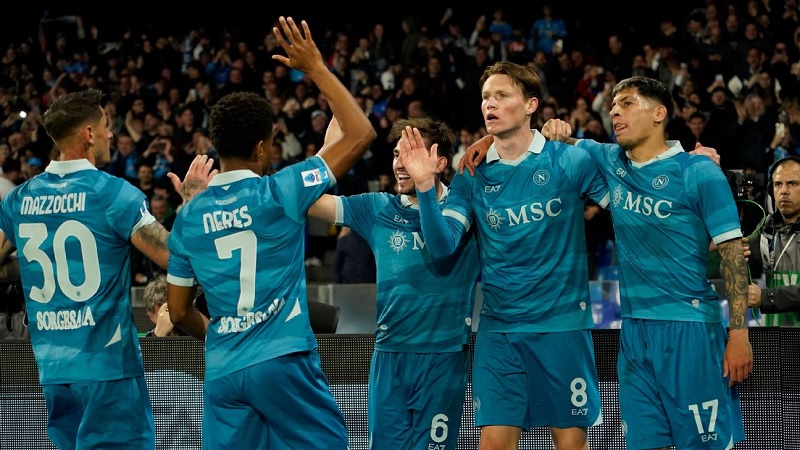 Pemain Napoli merayakan gol ke gawang Empoli di Serie A.