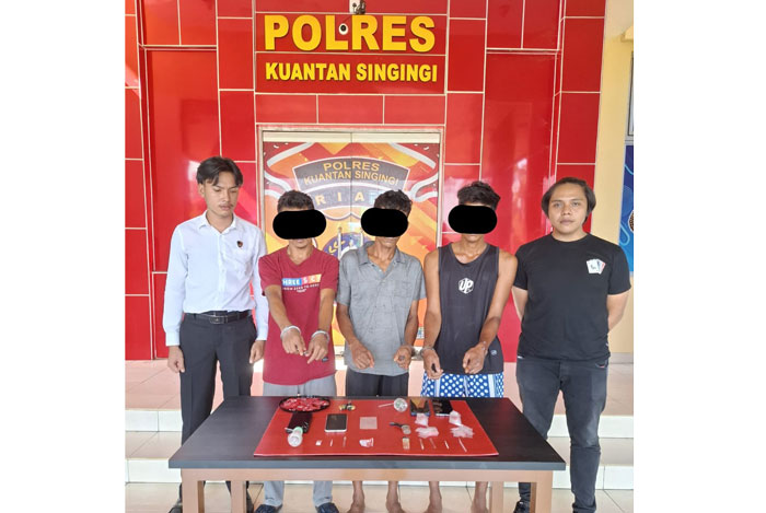 Satres Narkoba Polres Kuansing berhasil menangkap tiga orang pelaku narkoba sabu pada hari yang sama, Senin (14/4/2025).