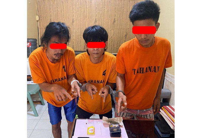 Tiga pelaku penyalahgunaan narkotika jenis sabu dan ganja yang dibekuk Polsek Tualang, dan menjalani penyidikan,Sabtu (12/4/2025).