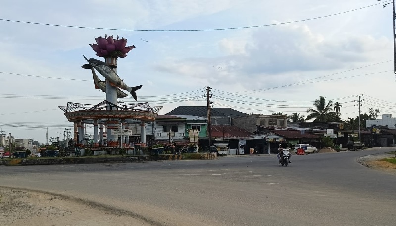 Di Simpang Empat Tugu Ikan Patin Jalan Lintas Timur Kelurahan Pematang Reba  diusulkan Jalan Dua Jalur, Selasa (15/4/2025)