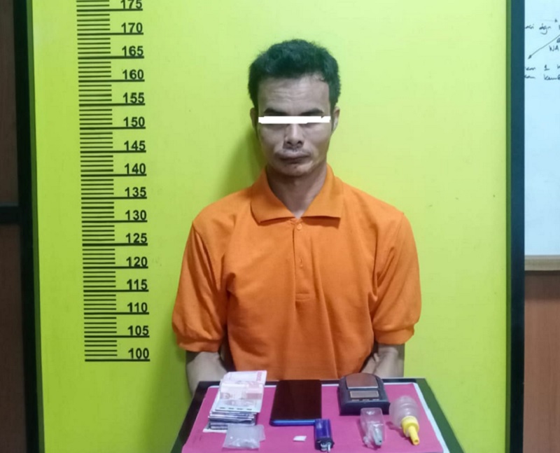 Tersangka berinisial Sius bersama barang bukti saat diamankan Polsek Pasir Penyu, Selasa (15/4/2025)