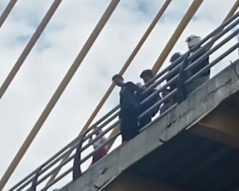 Foto tangkapan layar dari salah satu media sosial di Pekanbaru yang memposting aksi percobaan bunuh diri di Jembatan Siak IV, Selasa (15/4/2025)