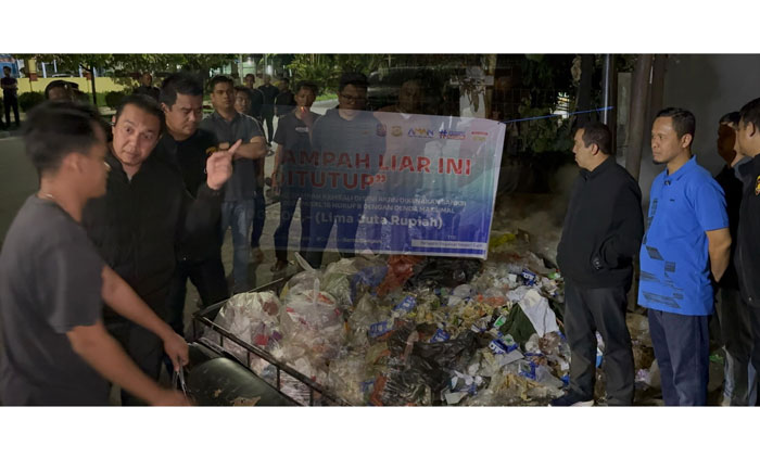 Wako Pekanbaru Agung Nugroho, Kapolresta Pekanbaru Kombes Pol Jeki Rahmat Mustika saat menyegel lokasi TPS liar di Jalan Diponegoro, Pekanbaru, Selasa (15/4/2025) dini hari. (kolase)