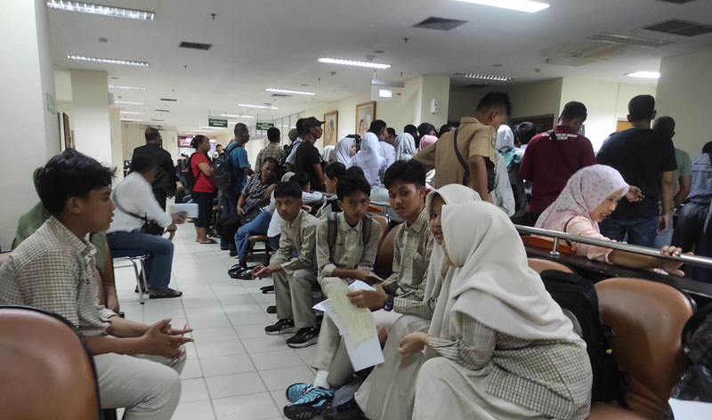 Calon siswa SMA Plus Provinsi Riau saat mendaftar ikut tes kesehatan di RSUD Arifin Achmad, Pekanbaru, Selasa (15/4/2025).