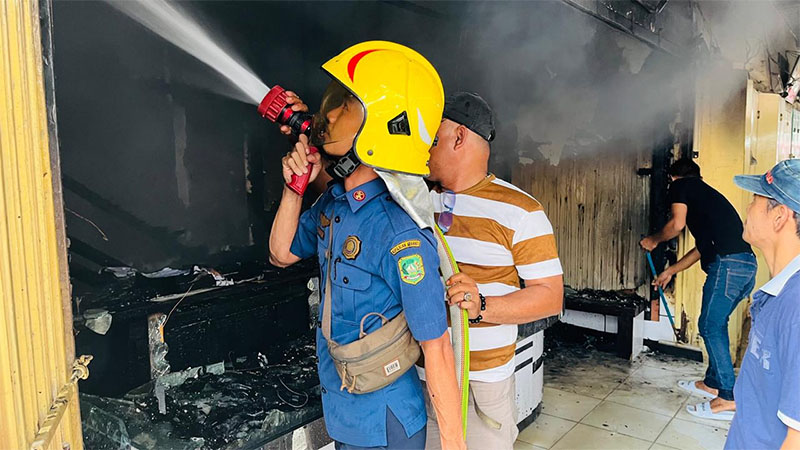 Petugas memadamkan api yang membakar satu unit toko emas di Pasar Sandang Pangan, Selatpanjang, Kepulauan Mesanti.