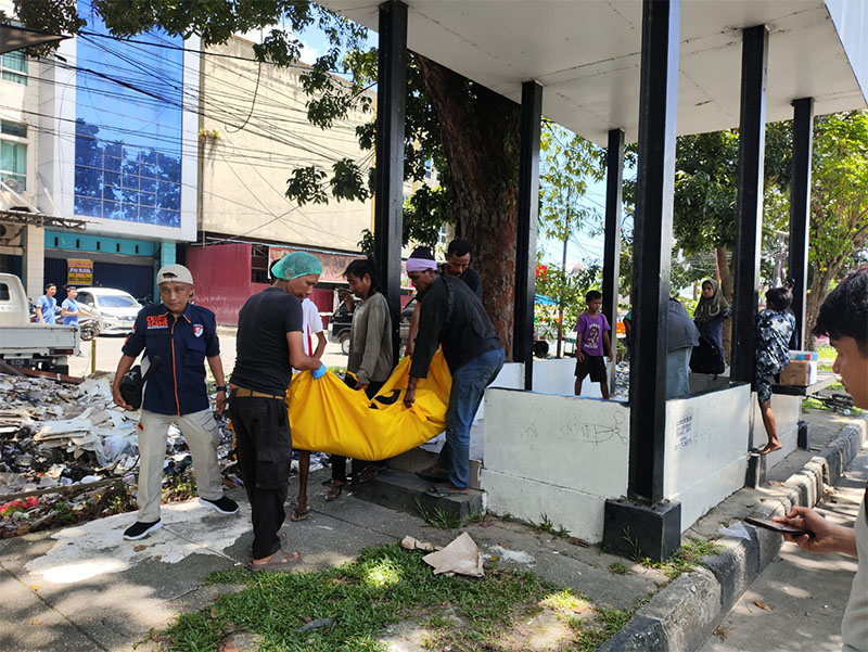 Petugas melakukan evakuasi terhadap jenazah korban yang ditemukan meninggal dunia di Halte Busway Jalan Arifin Ahmad Pekanbaru, Rabu (16/4/2025).