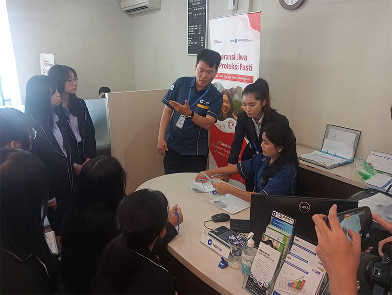 Siswa SMA Metta Maitreya mendapatkan edukasi tentang dunia perbankan di CCB Indonesia Pekanbaru, Jalan Jenderal Sudirman, Pekanbaru, Rabu (16/4/2025).