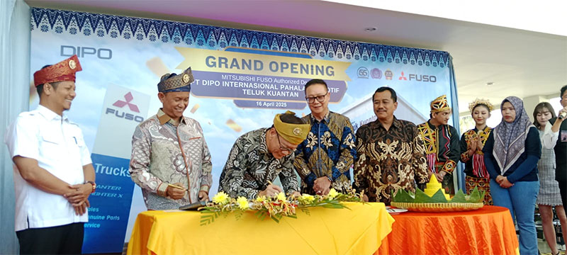 Wabup Kuansing H Muklisin menyaksikan penandatanganan prasasti oleh Presiden Direktur PT Dipo Internasional Pahala Otomotif Group Tonny Chandra saat peresmian dealer Teluk Kuantan, Rabu (16/4/2025).