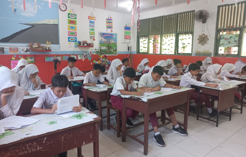 Para murid SDN 67 Pekanbaru saat mengikuti ujian akhir semester, Selasa (15/4/2025).